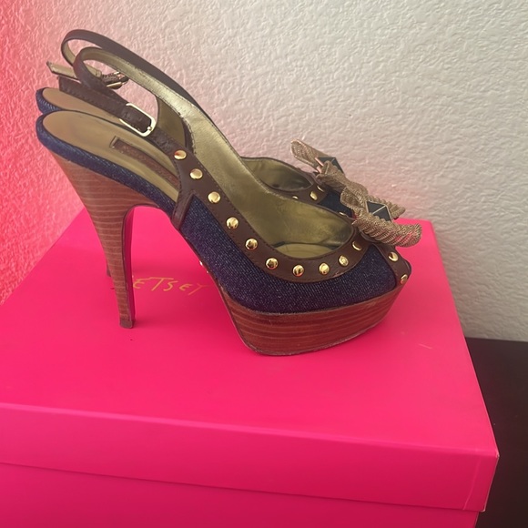 Betsey Johnson Sandal Metal Bow Heels with studs size 6 1/2 M - Picture 5 of 7